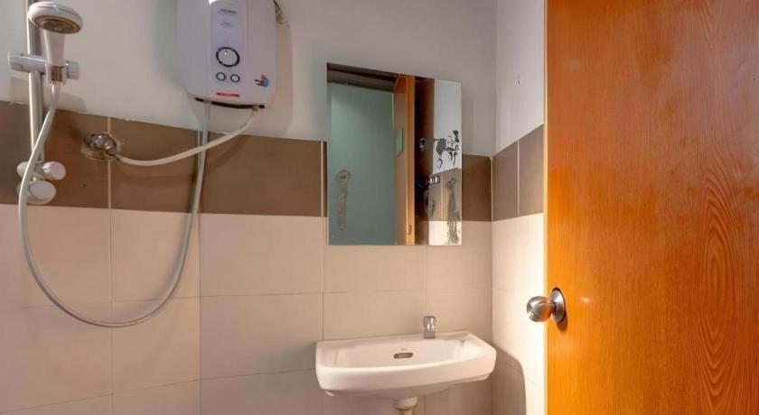 Oyo 89874 Gs Golden Star Hotel Seri Kembangan Luaran gambar